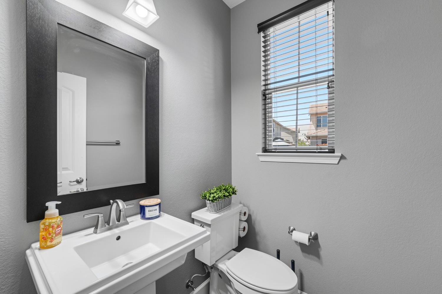2292 Gallery Dr, Riverbank, CA 95367