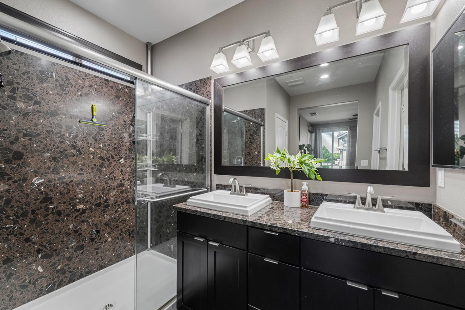 2292 Gallery Dr, Riverbank, CA 95367