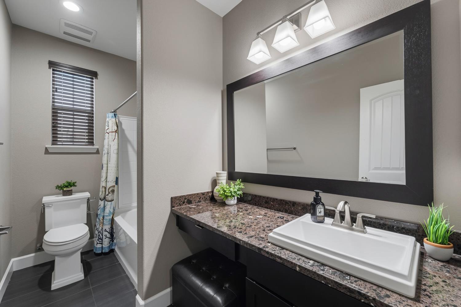2292 Gallery Dr, Riverbank, CA 95367