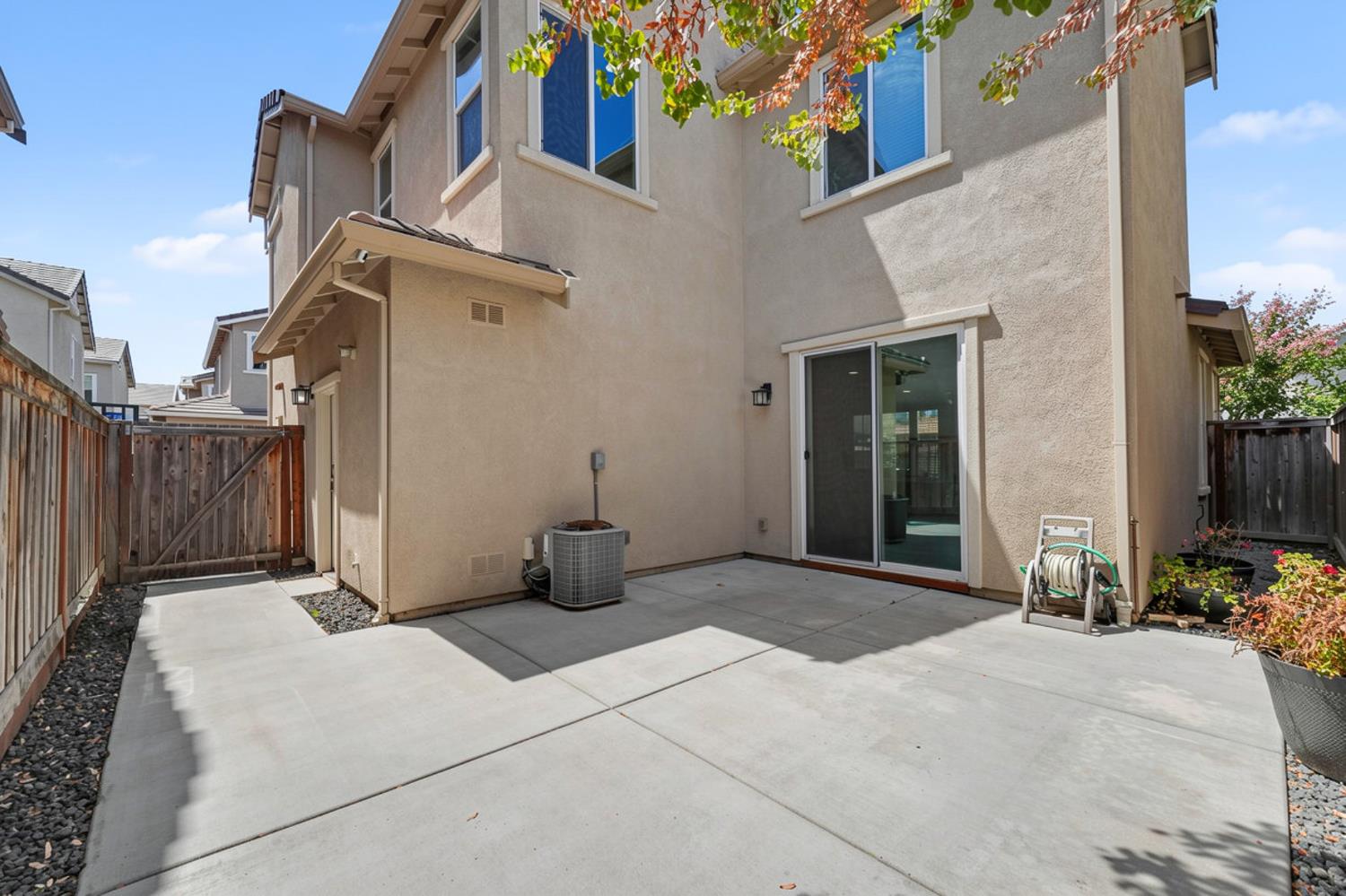 2292 Gallery Dr, Riverbank, CA 95367