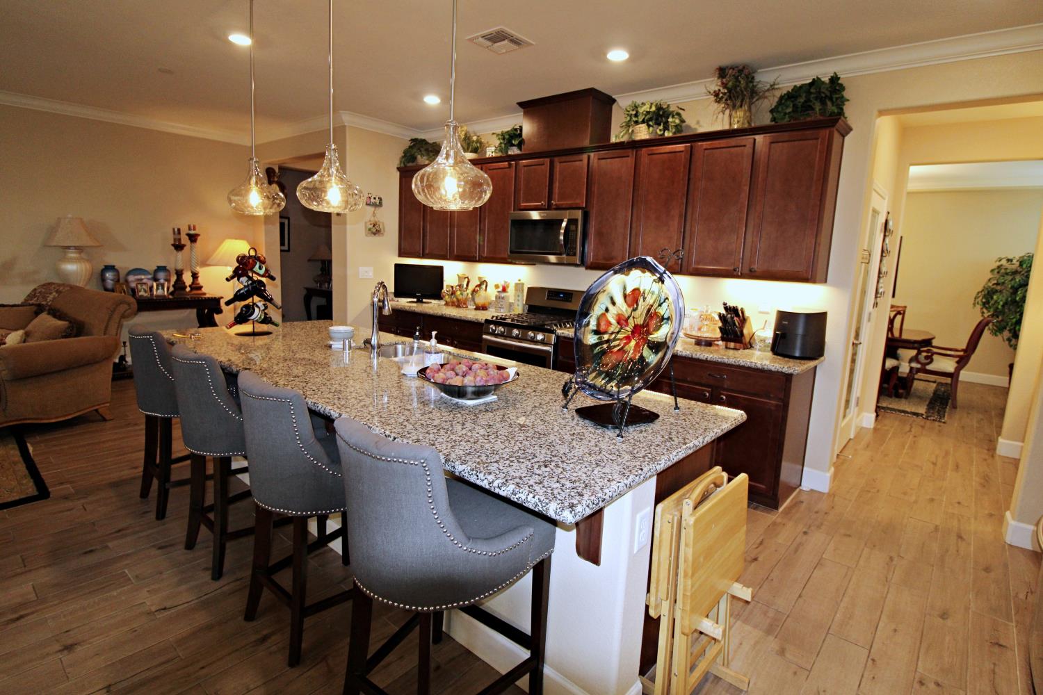 286 Columbus Dr, Manteca, CA 95337