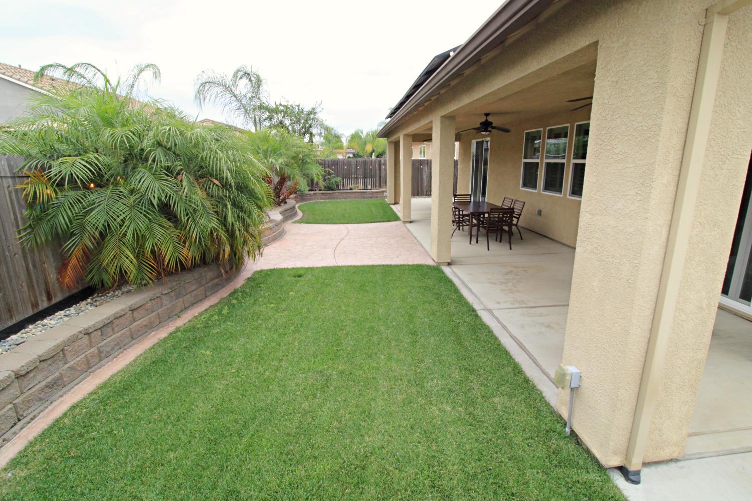286 Columbus Dr, Manteca, CA 95337