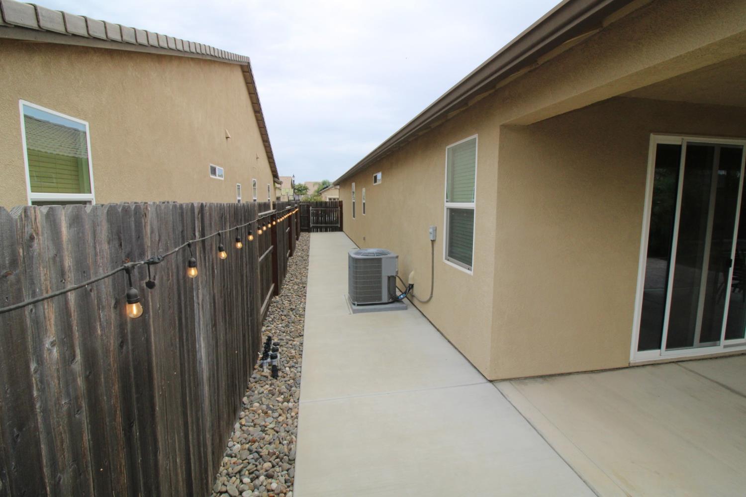 286 Columbus Dr, Manteca, CA 95337