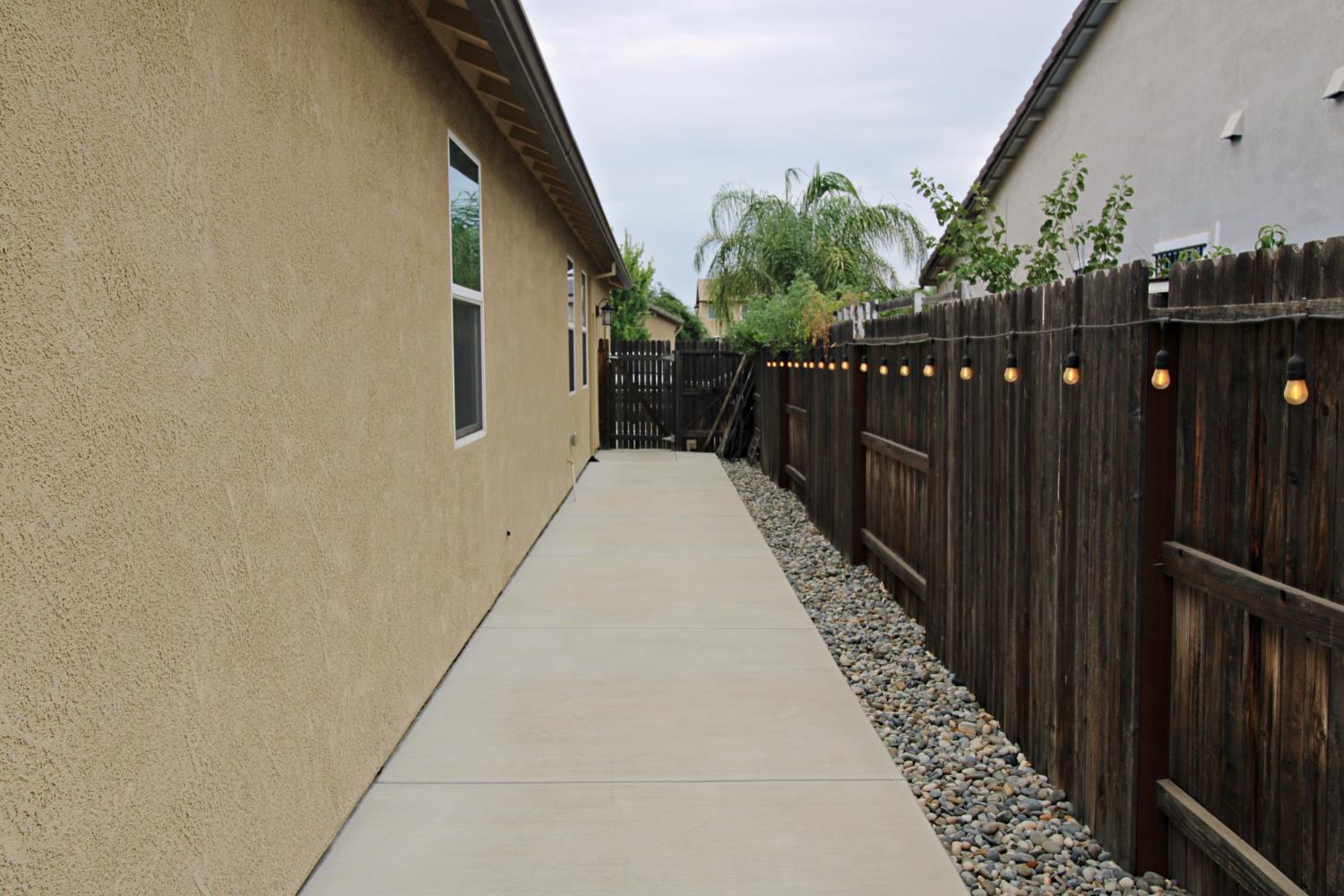 286 Columbus Dr, Manteca, CA 95337