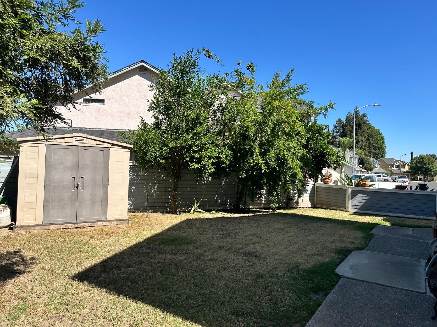 320 Laurelwood Cir, Manteca, CA 95336