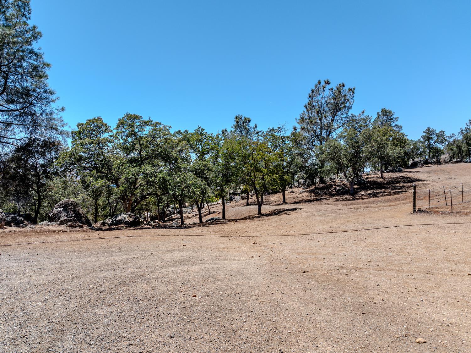 14280 Amber Ridge Dr, La Grange, CA 95329