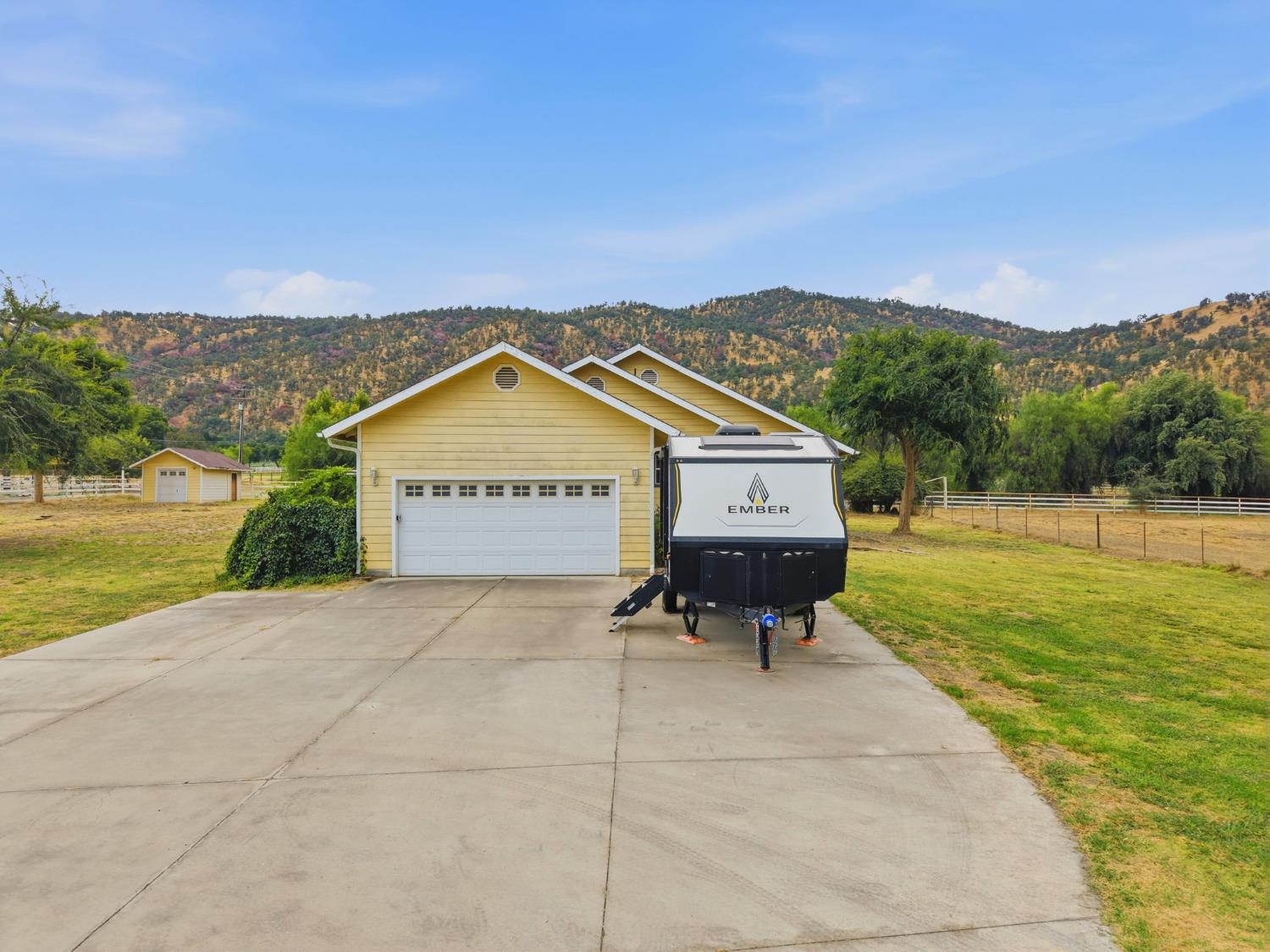 33485 Globe Dr, Springville, CA 93265