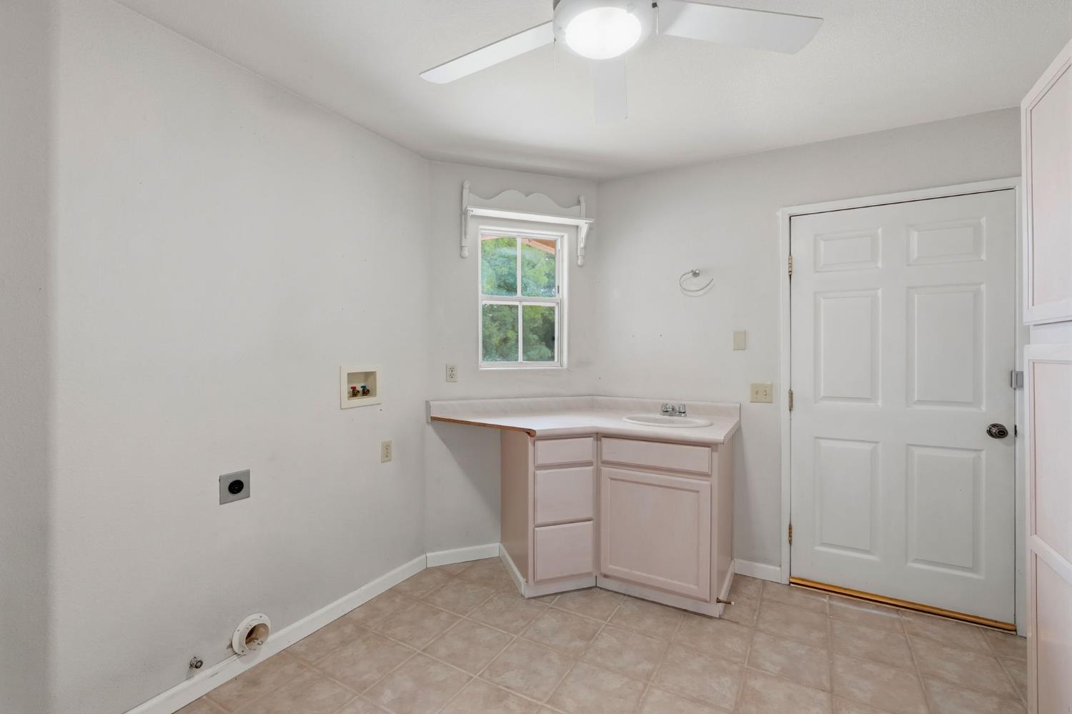 33485 Globe Dr, Springville, CA 93265