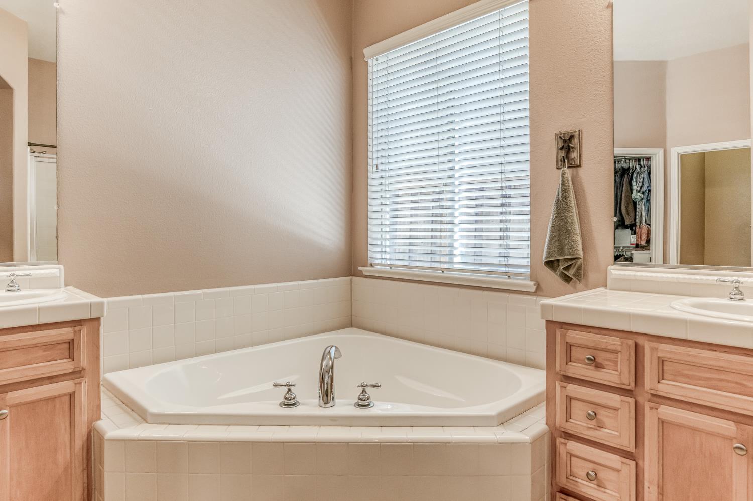 580 Old Bluff Ct, Oakdale, CA 95361