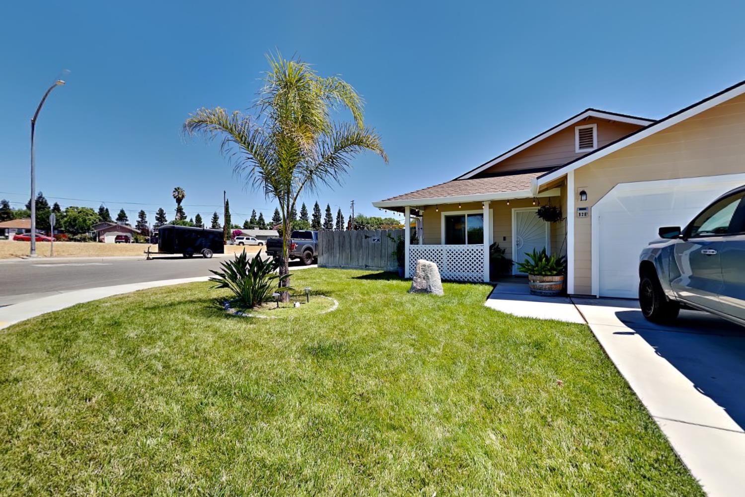 528 D St, Waterford, CA 95386