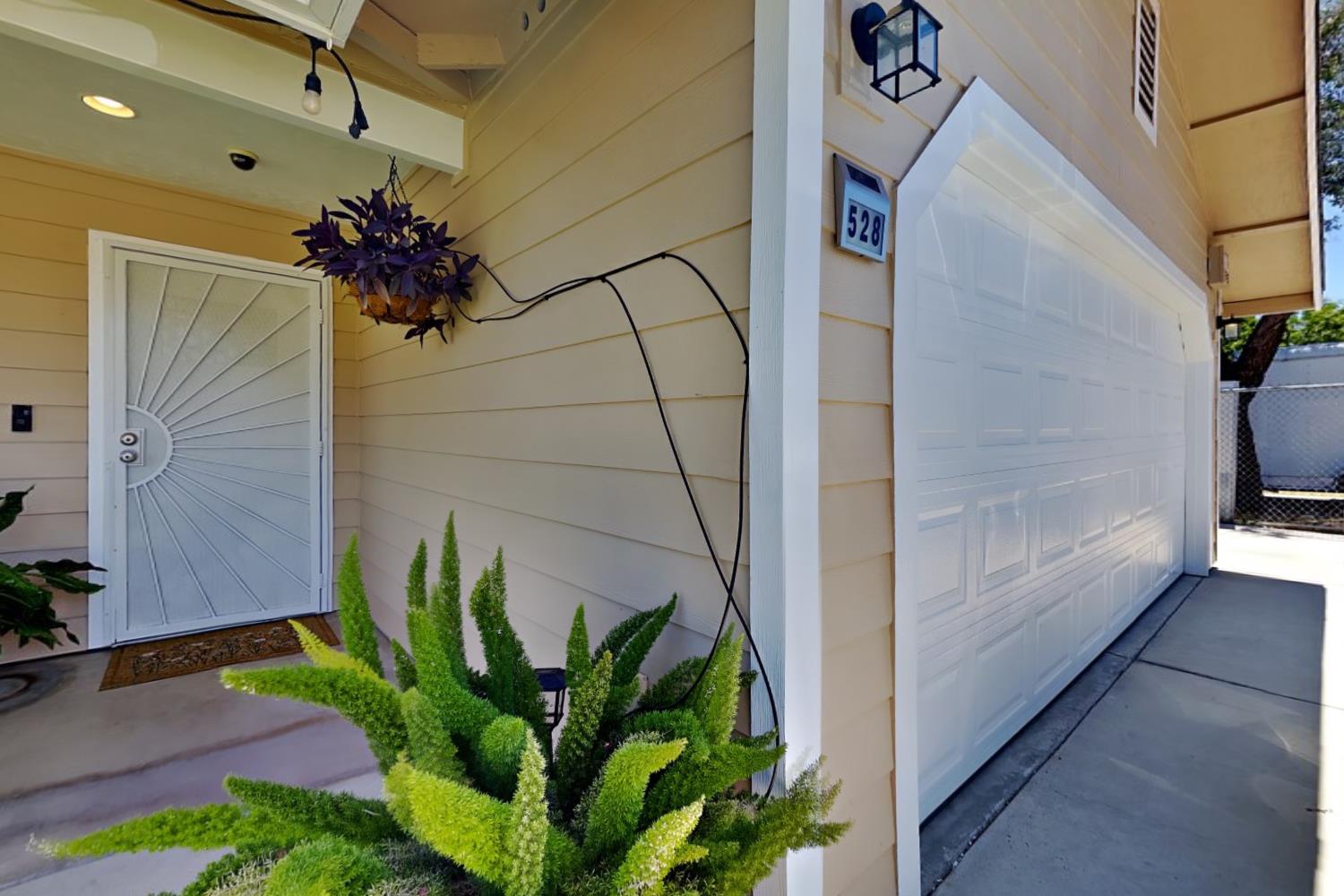 528 D St, Waterford, CA 95386