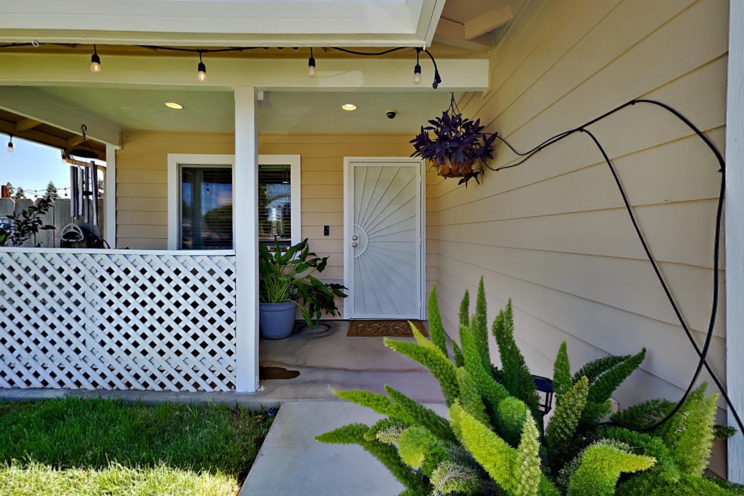 528 D St, Waterford, CA 95386