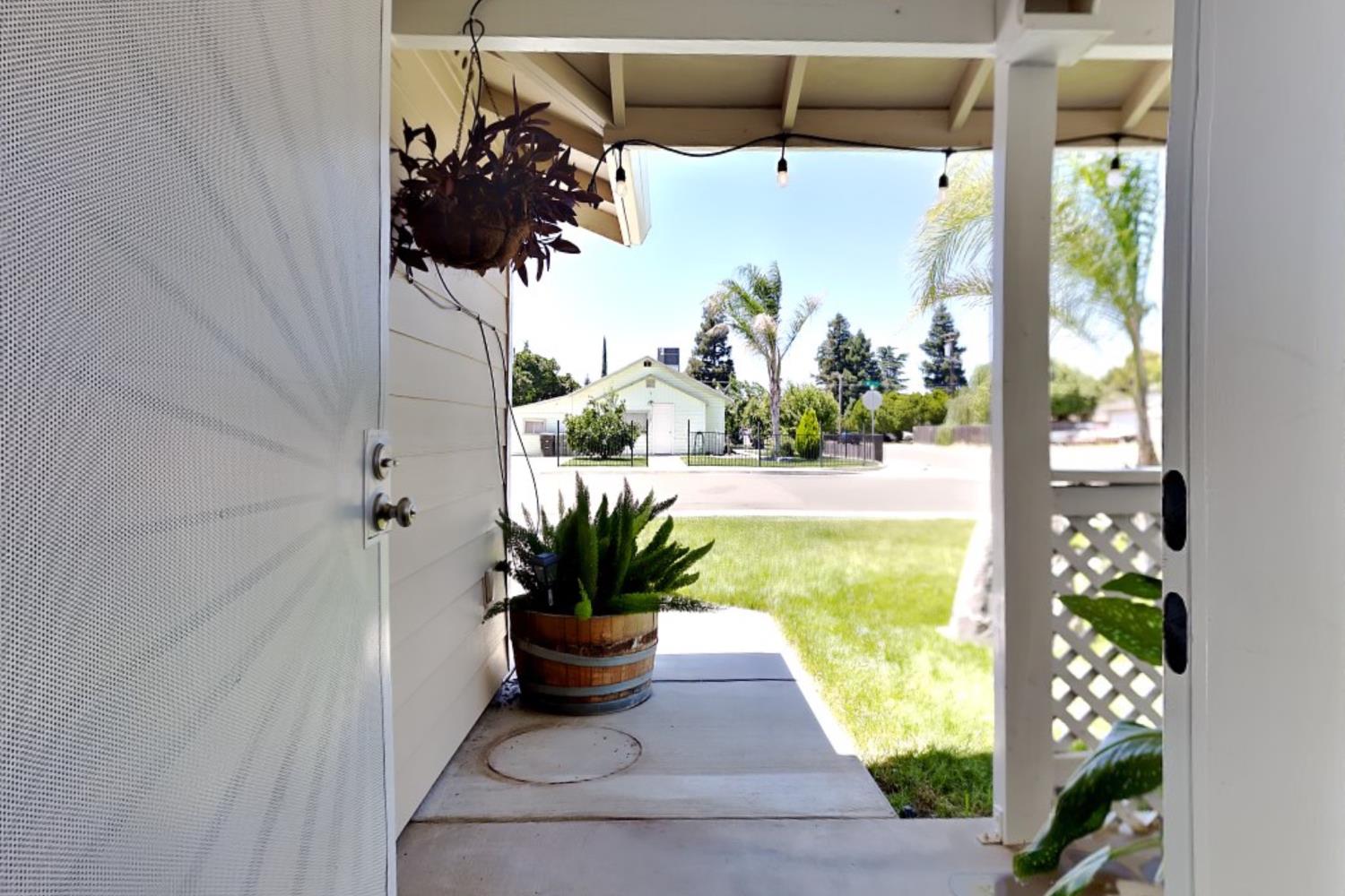 528 D St, Waterford, CA 95386