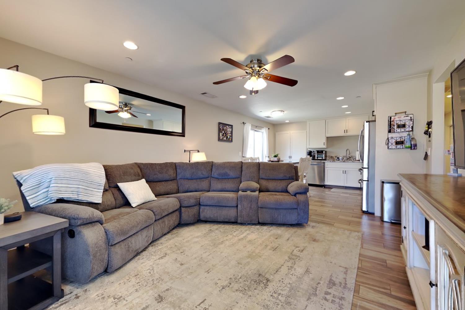 528 D St, Waterford, CA 95386