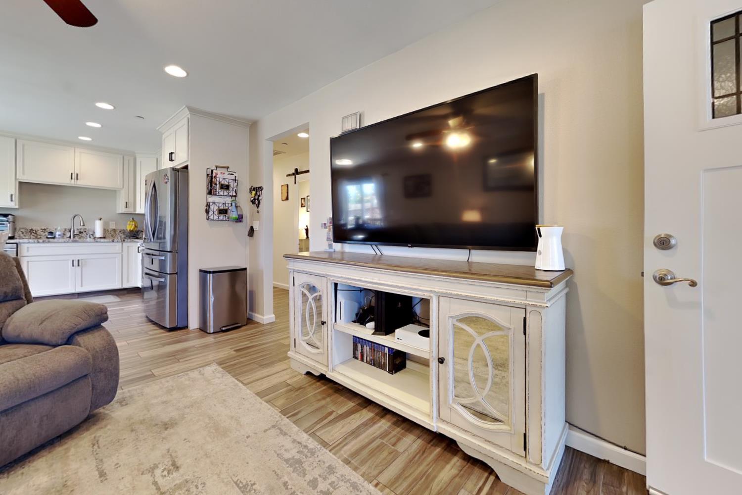 528 D St, Waterford, CA 95386
