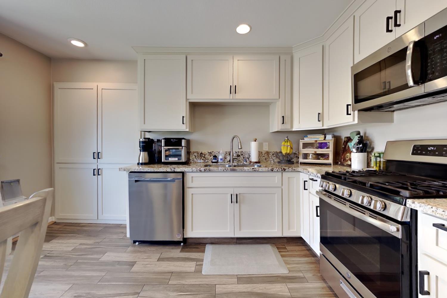 528 D St, Waterford, CA 95386