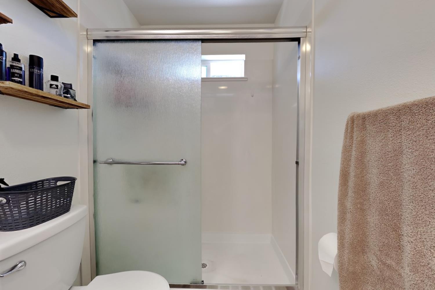 528 D St, Waterford, CA 95386