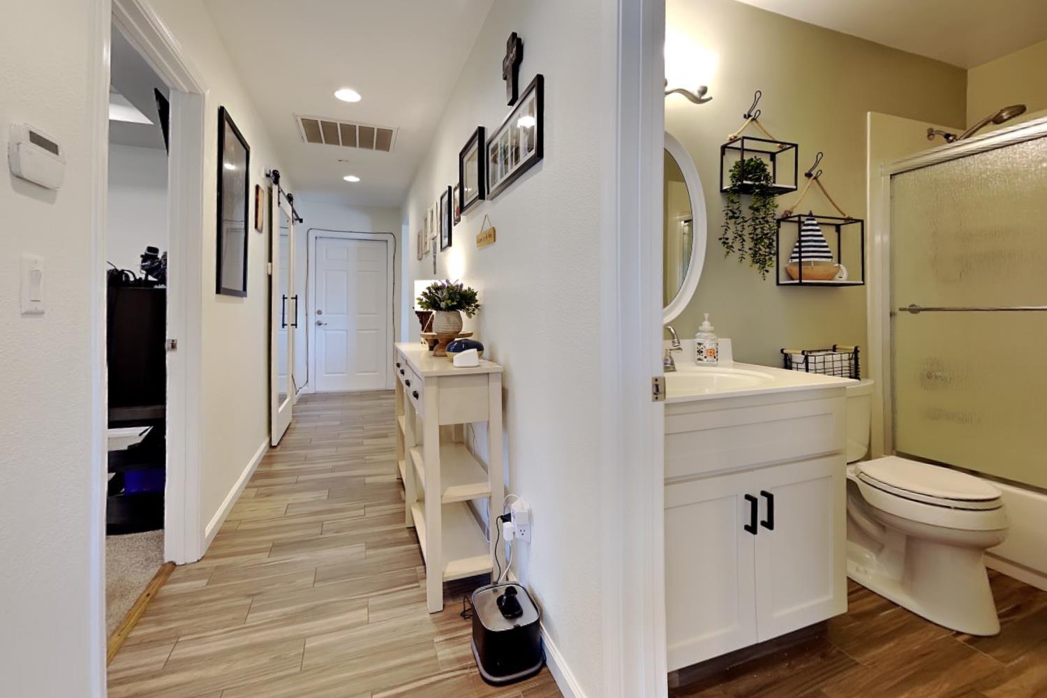 528 D St, Waterford, CA 95386