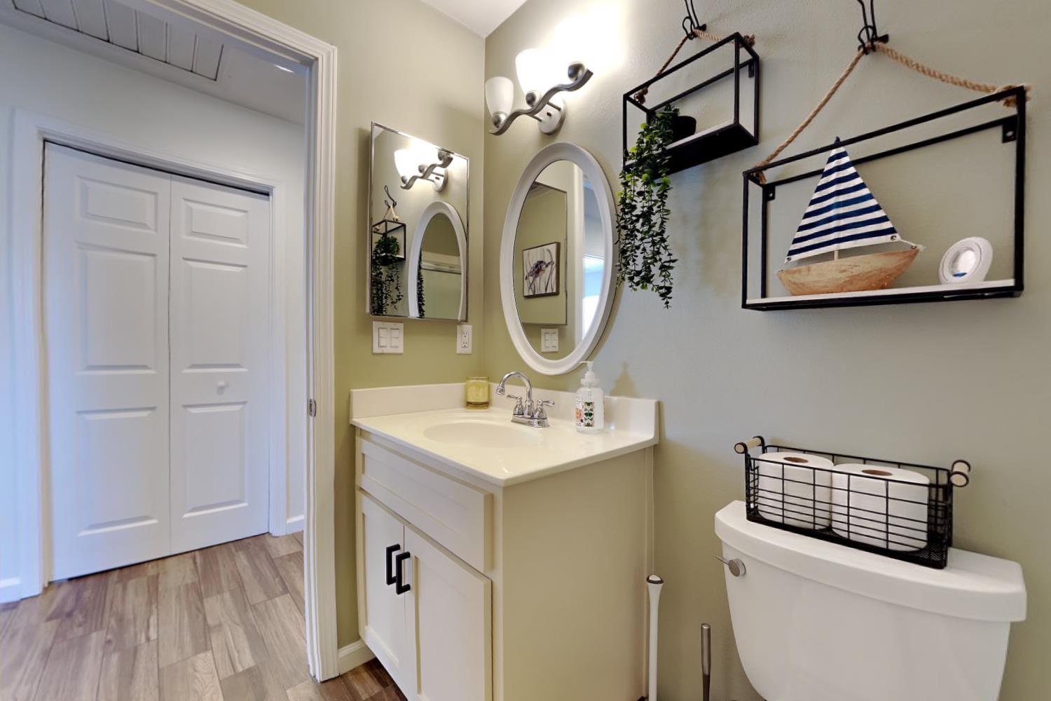 528 D St, Waterford, CA 95386