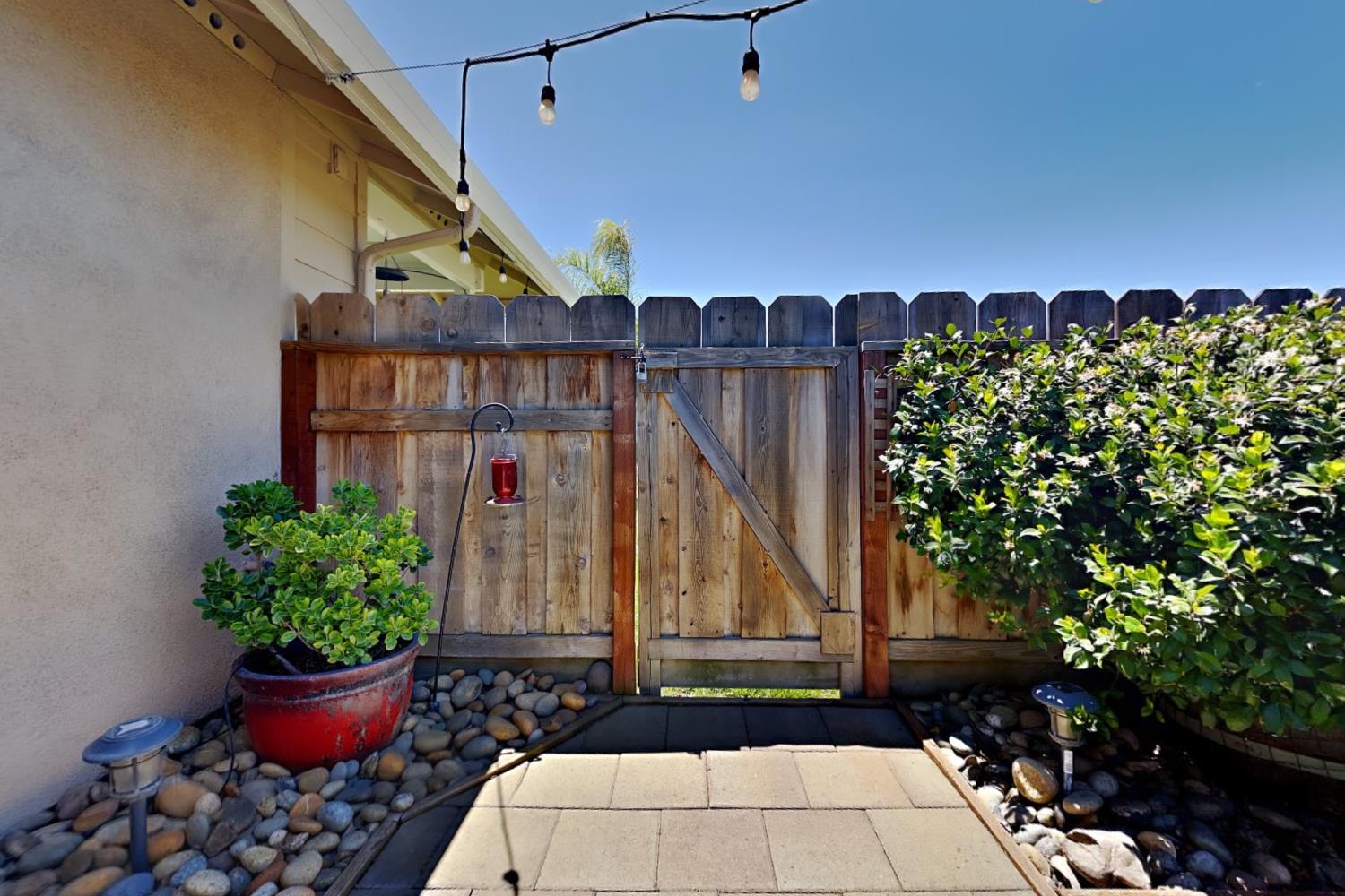 528 D St, Waterford, CA 95386