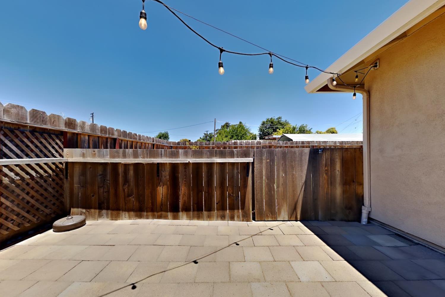 528 D St, Waterford, CA 95386