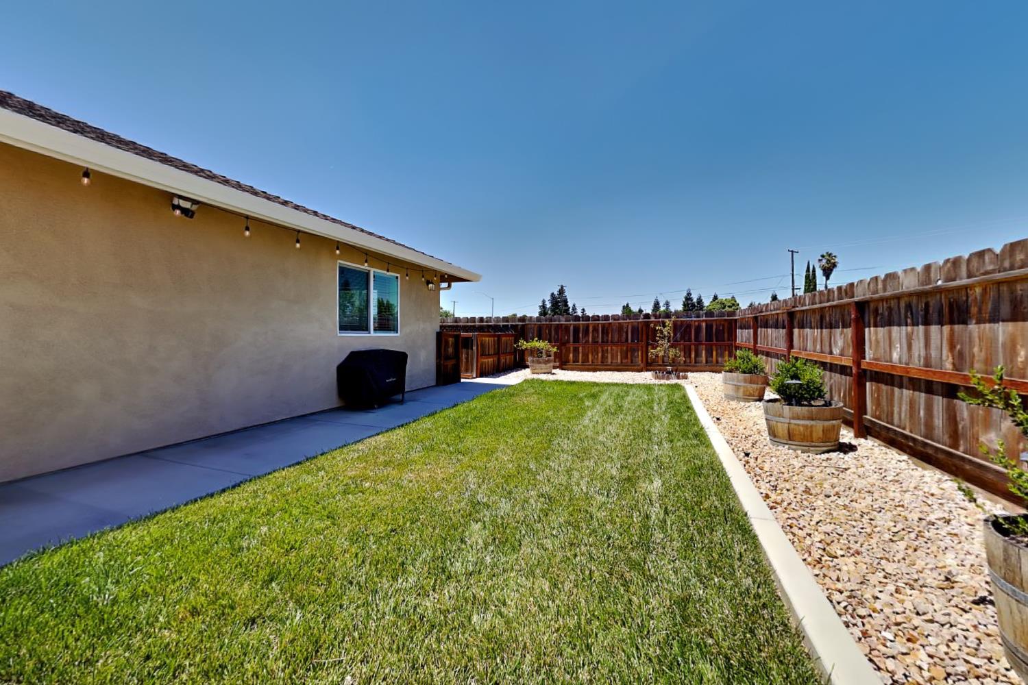 528 D St, Waterford, CA 95386