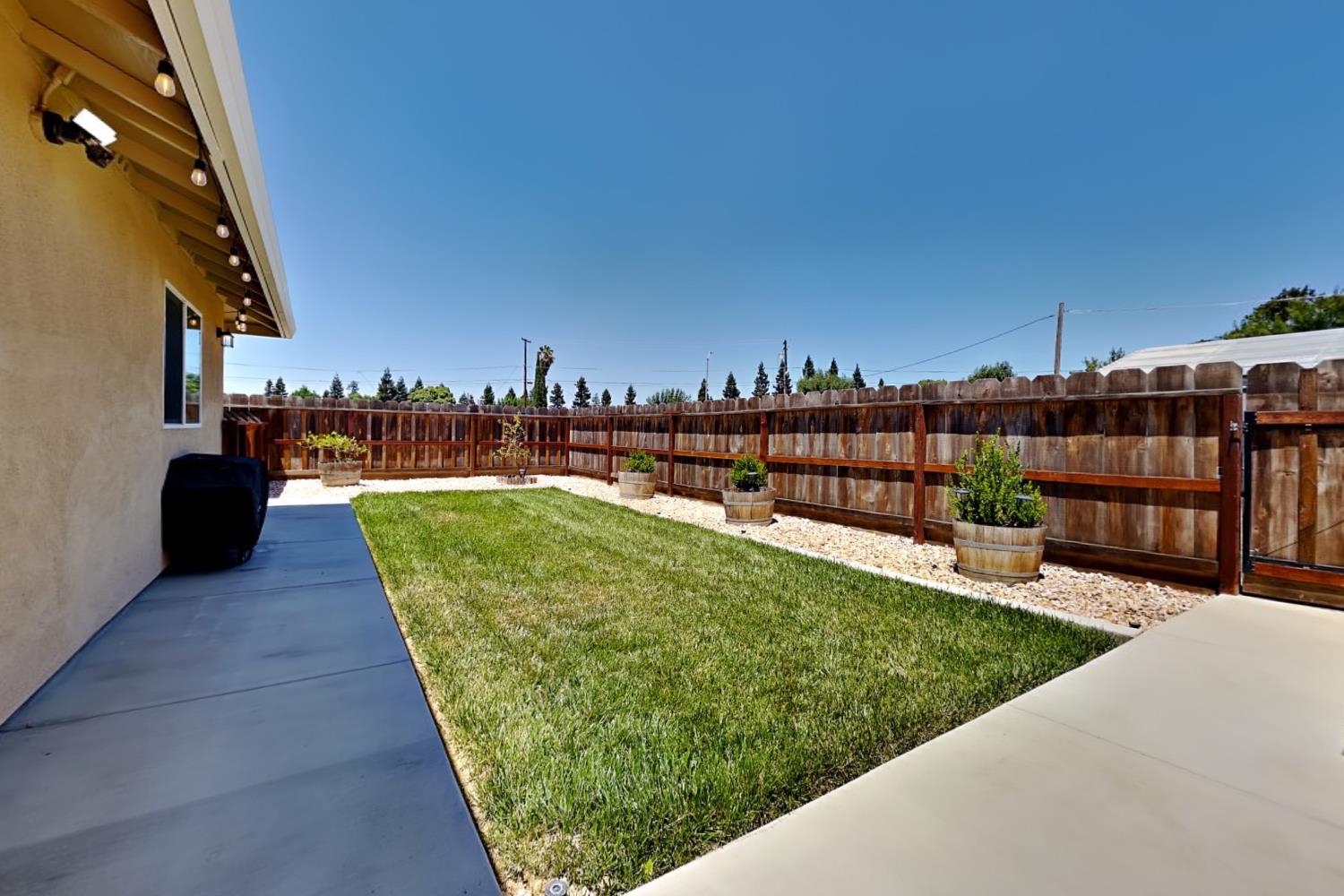 528 D St, Waterford, CA 95386