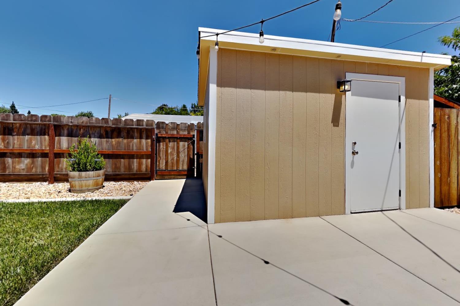 528 D St, Waterford, CA 95386