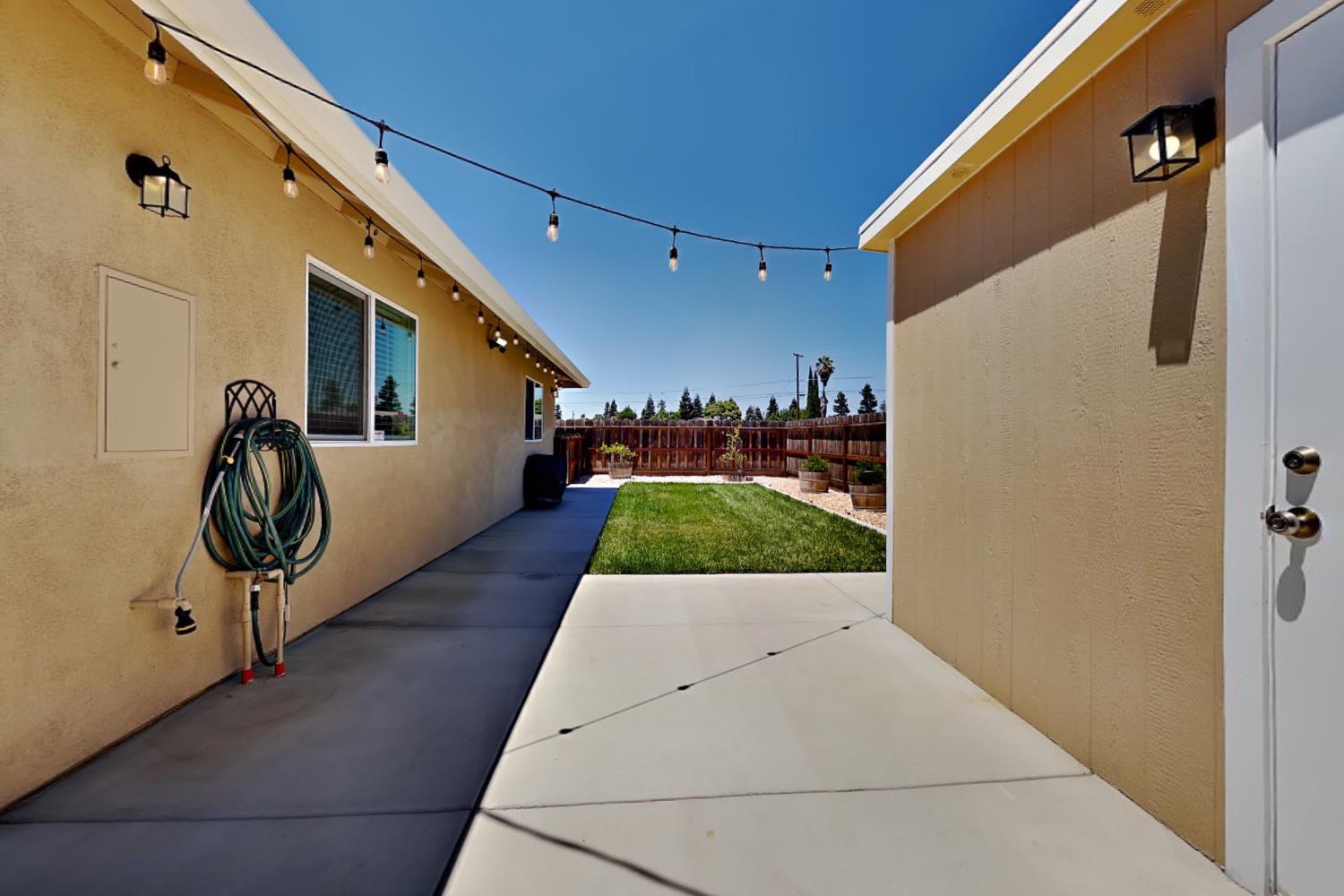 528 D St, Waterford, CA 95386