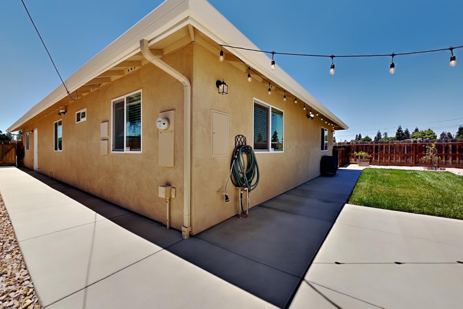 528 D St, Waterford, CA 95386