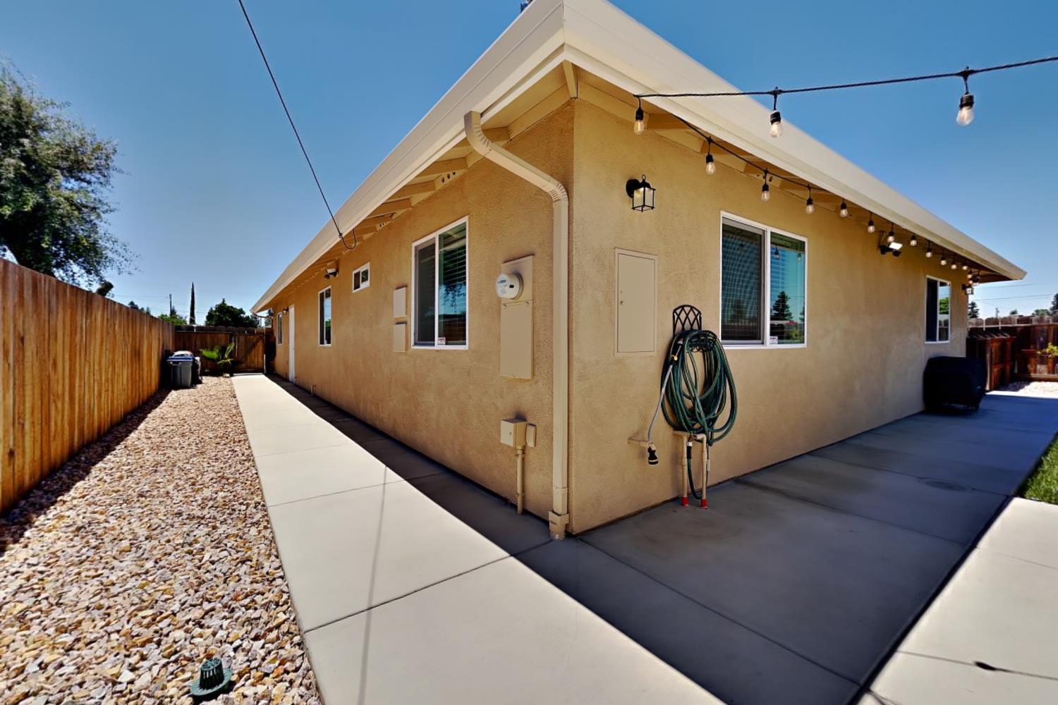 528 D St, Waterford, CA 95386
