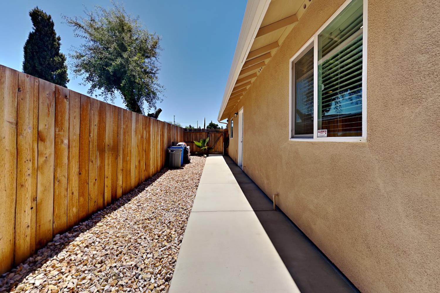 528 D St, Waterford, CA 95386