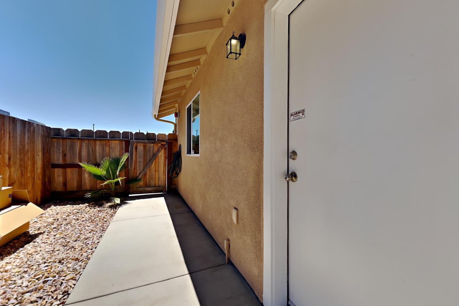 528 D St, Waterford, CA 95386