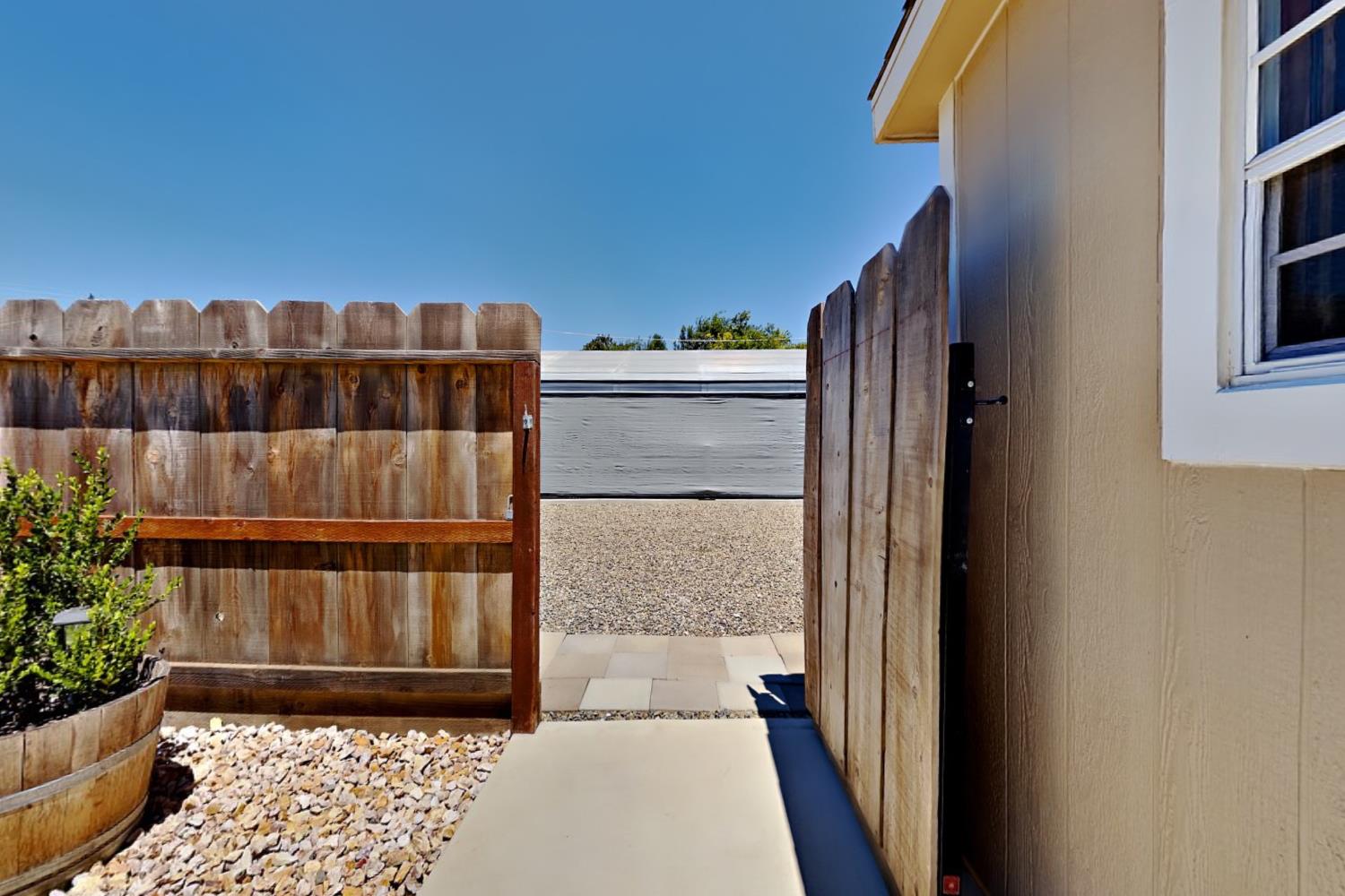 528 D St, Waterford, CA 95386