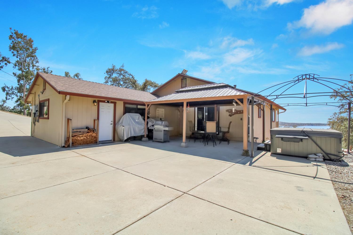 5270 Arbolada Dr, La Grange, CA 95329