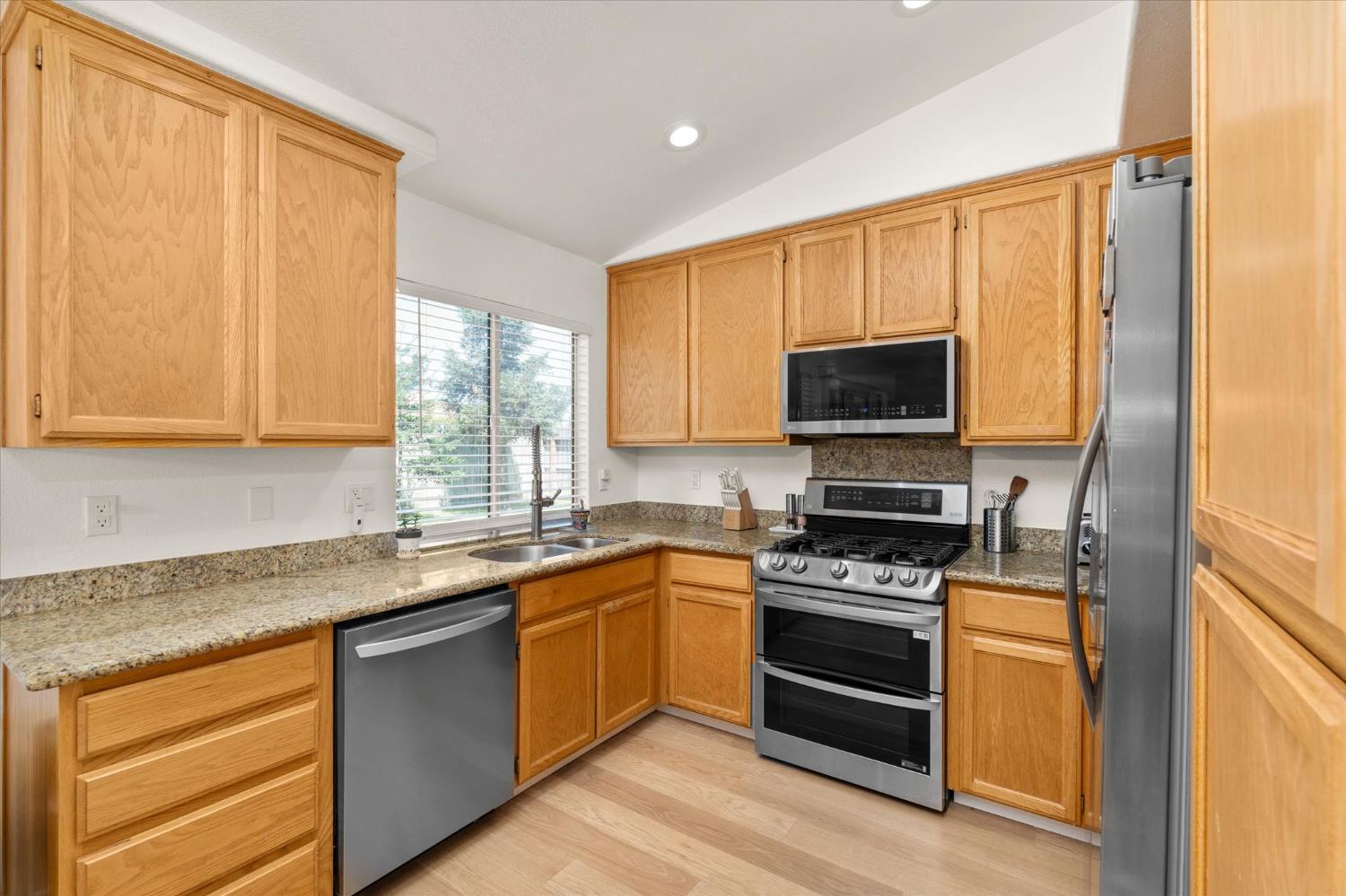 548 Buccaneer Ave, Oakdale, CA 95361