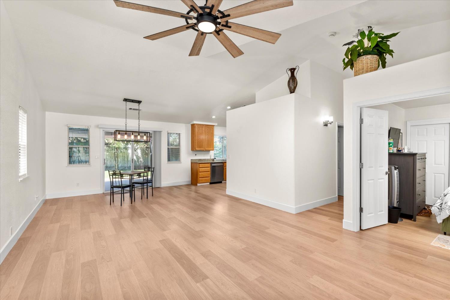 548 Buccaneer Ave, Oakdale, CA 95361