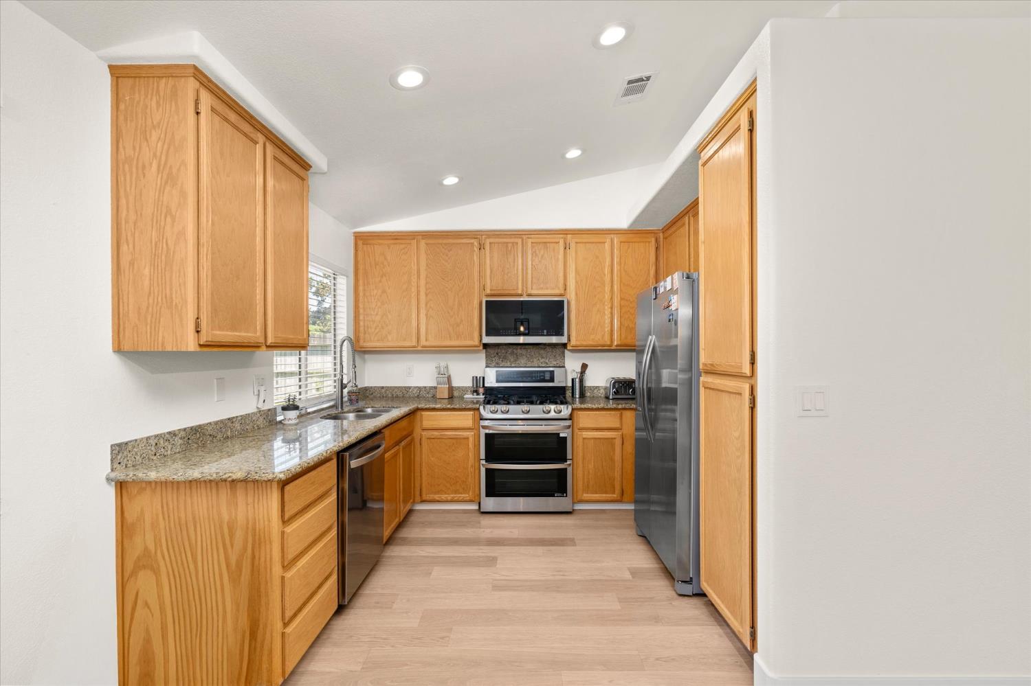 548 Buccaneer Ave, Oakdale, CA 95361