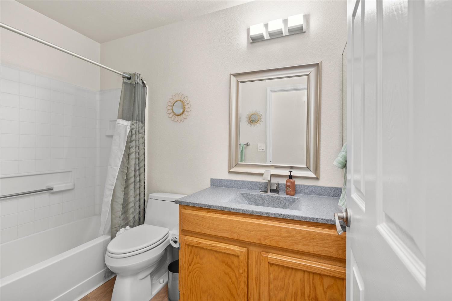 548 Buccaneer Ave, Oakdale, CA 95361