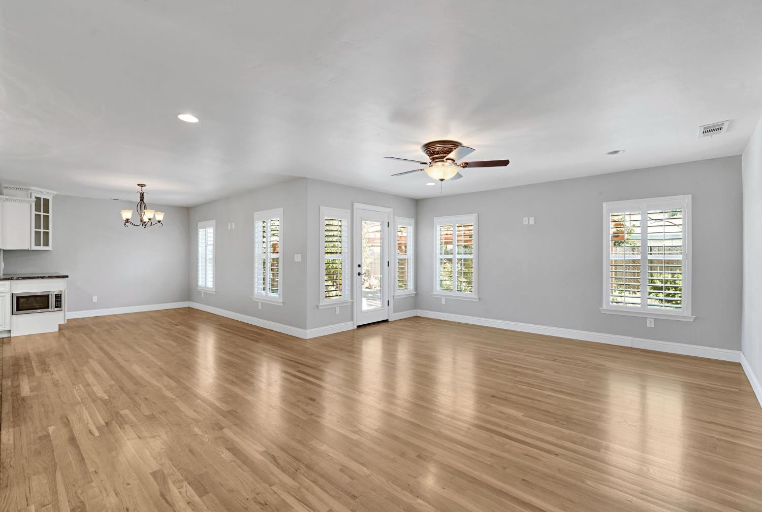 2020 W 3rd St, Madera, CA 93637