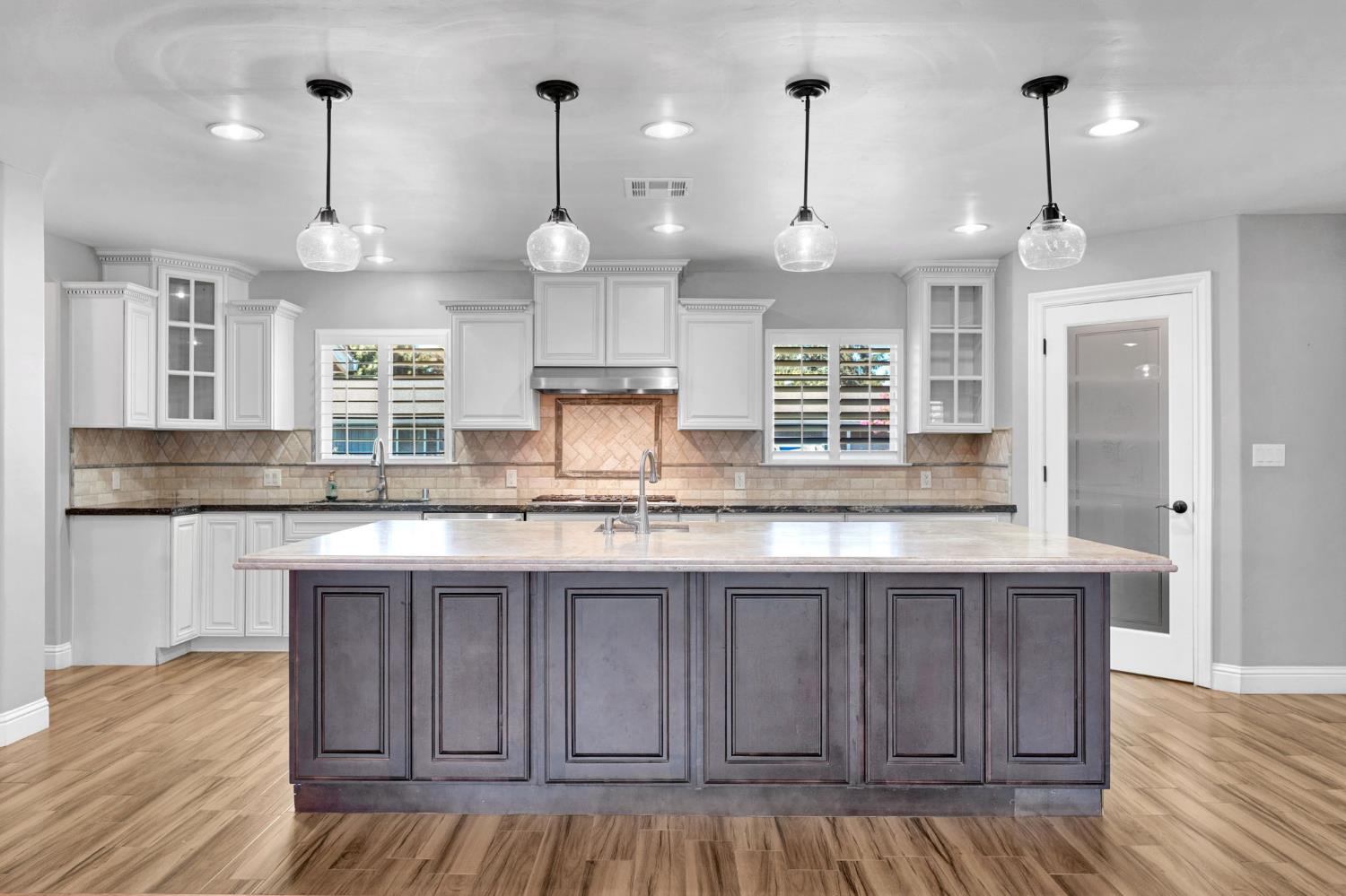 2020 W 3rd St, Madera, CA 93637
