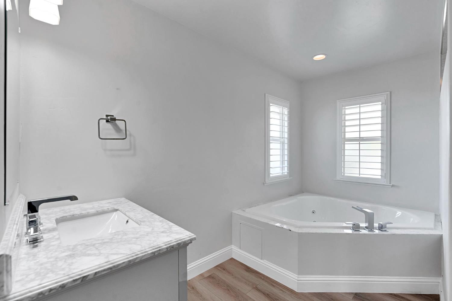 2020 W 3rd St, Madera, CA 93637