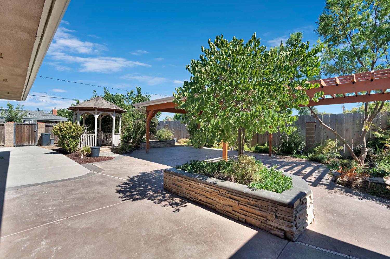 2020 W 3rd St, Madera, CA 93637