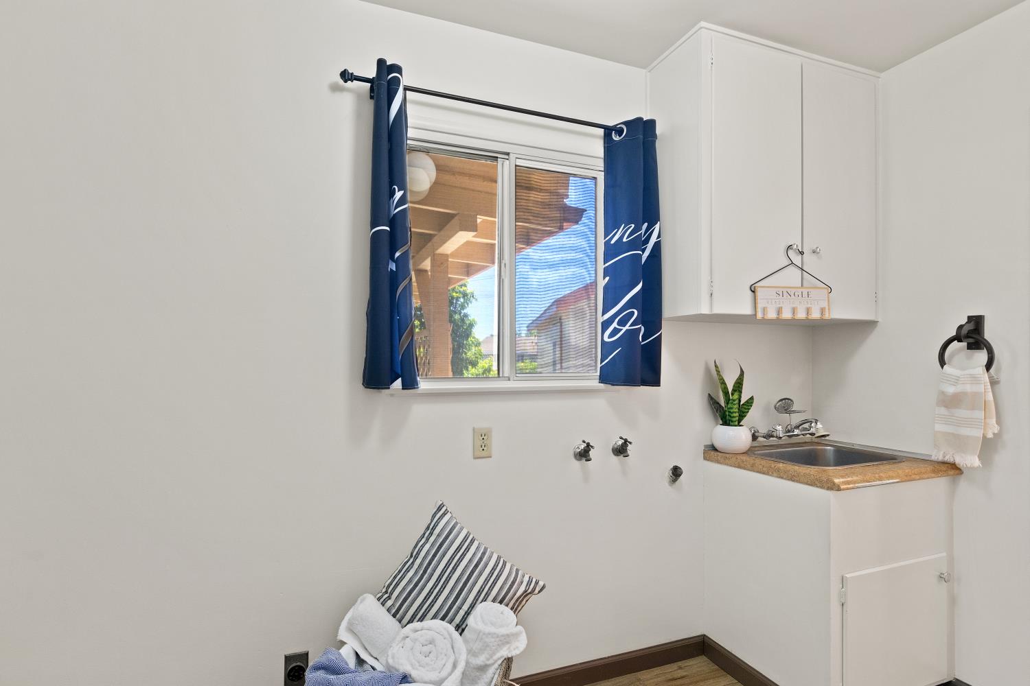 2121 Yosemite Ave, Escalon, CA 95320