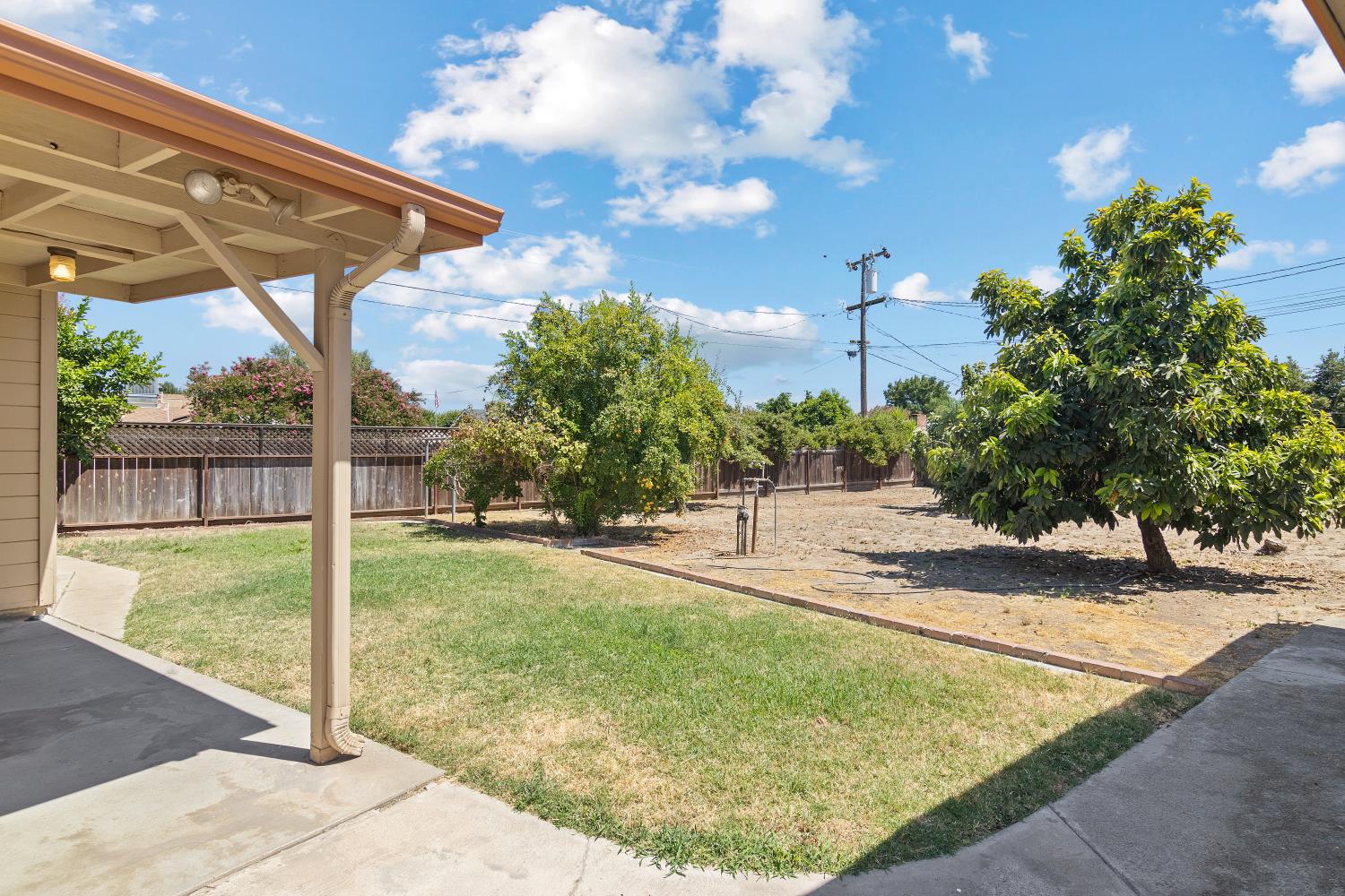 2121 Yosemite Ave, Escalon, CA 95320