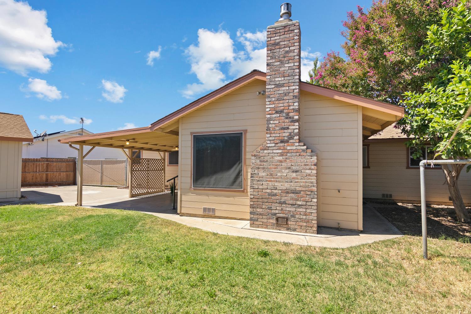 2121 Yosemite Ave, Escalon, CA 95320