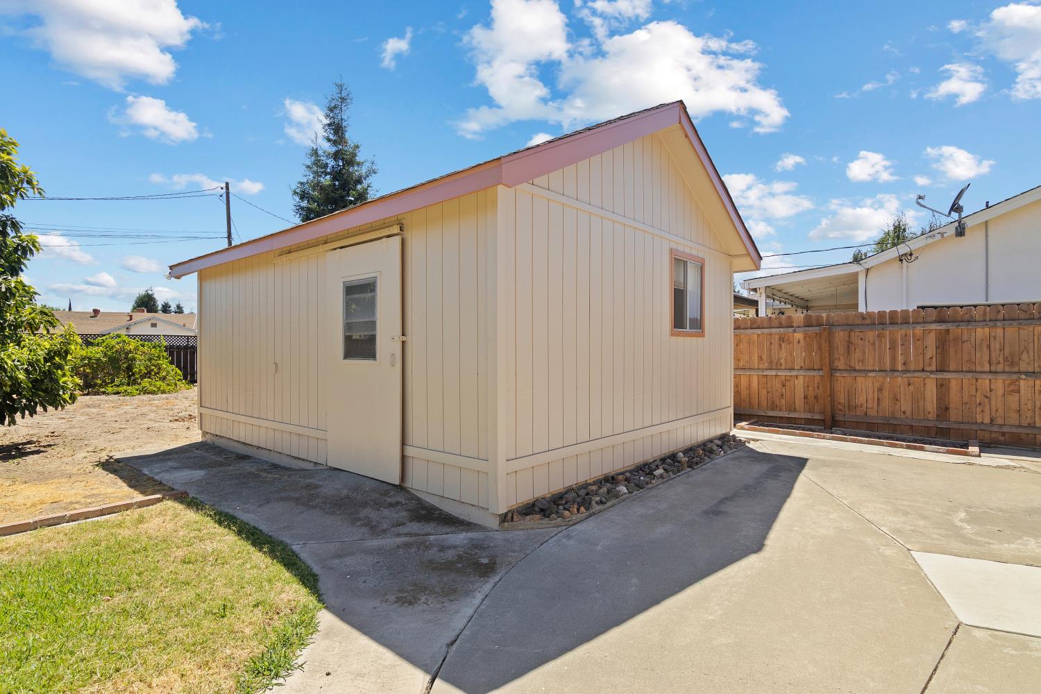 2121 Yosemite Ave, Escalon, CA 95320