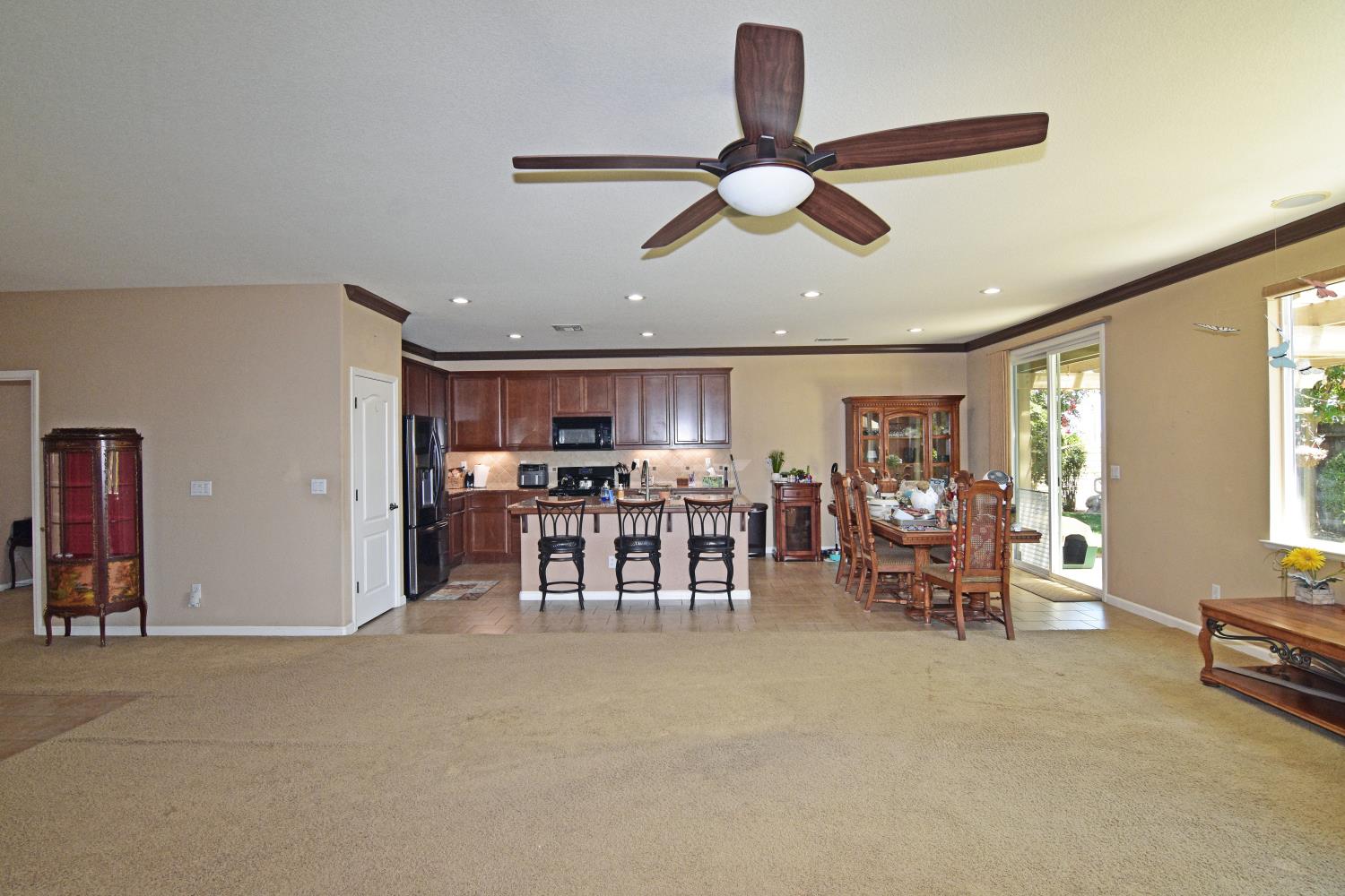 2000 Thomas Taylor Dr, Hughson, CA 95326