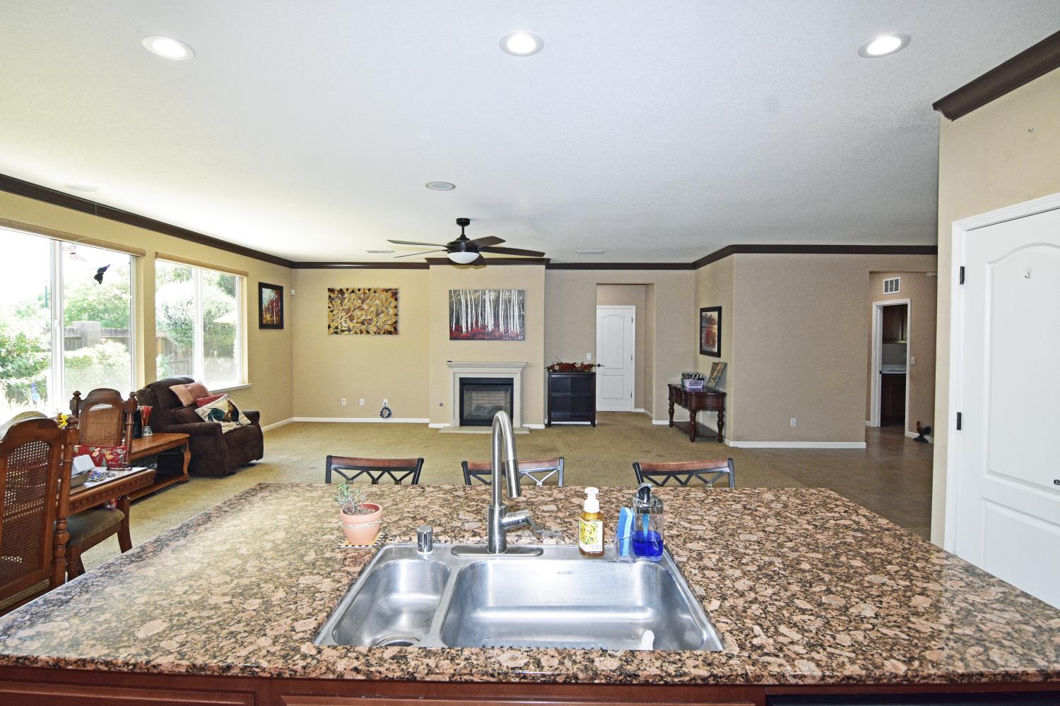 2000 Thomas Taylor Dr, Hughson, CA 95326