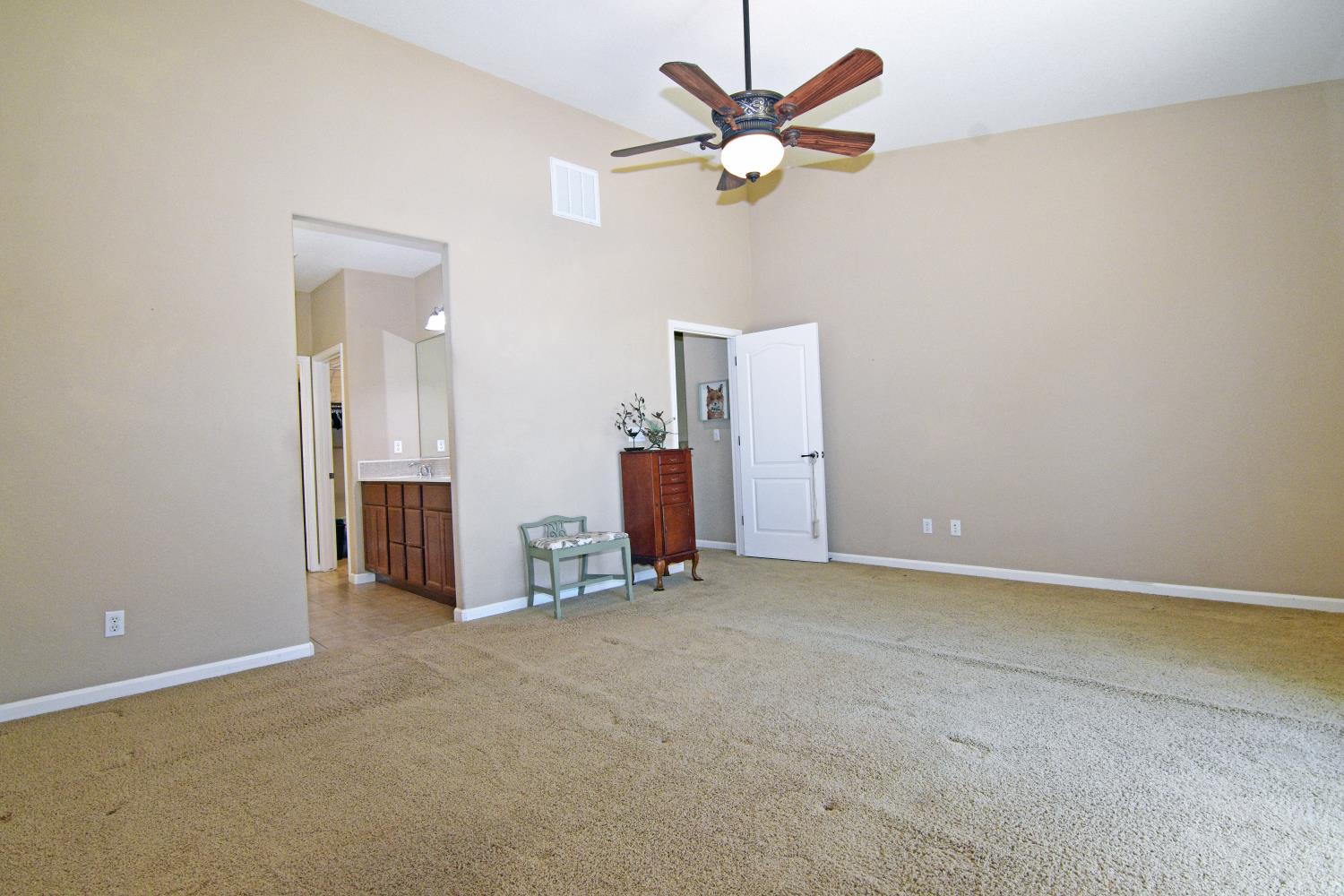 2000 Thomas Taylor Dr, Hughson, CA 95326
